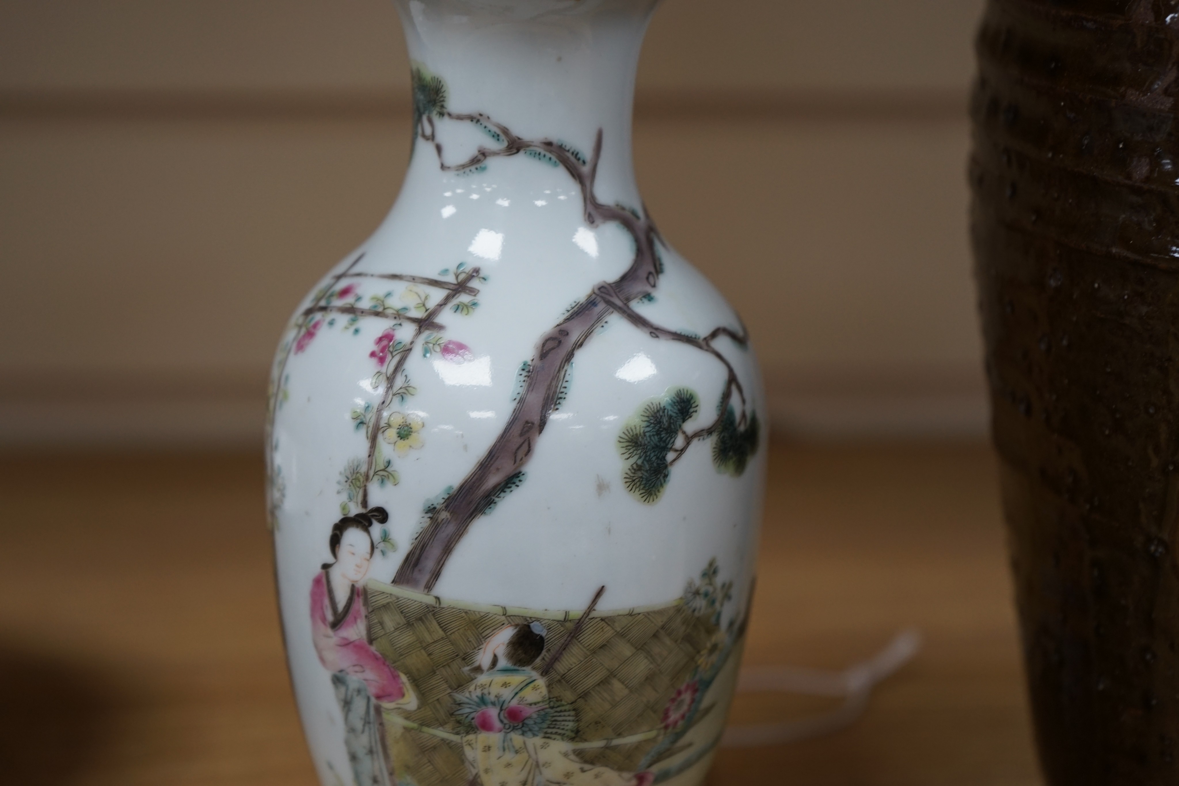 A Chinese famille rose vase, late Qing/ Republic, 20cm
